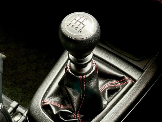 操作しやすく、シンプルなシフトノブとなっています。目立つ汚れや傷はありませんので、気持ちよく運転できます♪