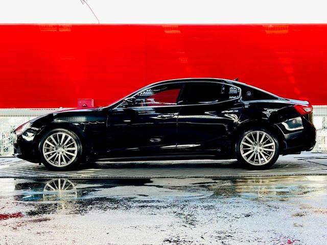 ギブリ ベースグレード　黒革シート・サンルーフ・Ｓグレード１９インチＡＷ・ナビ・Ｂｌｕｅｔｏｏｔｈ・バックカメラ・後席パワーシート・本革巻きステアリング（8枚目）