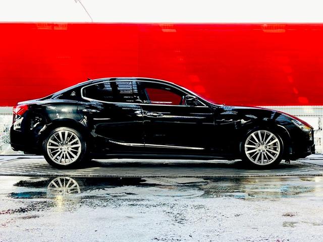 ギブリ ベースグレード　黒革シート・サンルーフ・Ｓグレード１９インチＡＷ・ナビ・Ｂｌｕｅｔｏｏｔｈ・バックカメラ・後席パワーシート・本革巻きステアリング（9枚目）