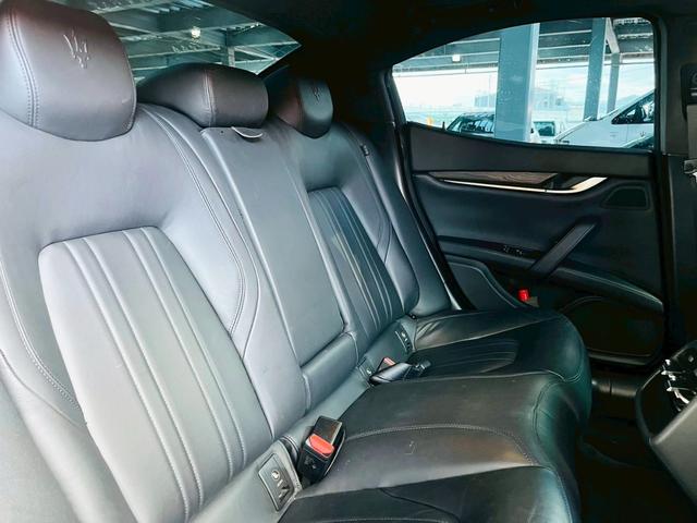 ギブリ ベースグレード　黒革シート・サンルーフ・Ｓグレード１９インチＡＷ・ナビ・Ｂｌｕｅｔｏｏｔｈ・バックカメラ・後席パワーシート・本革巻きステアリング（30枚目）