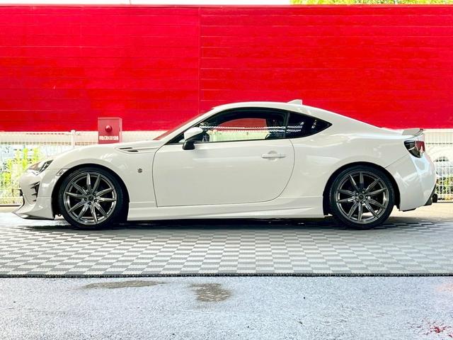８６ ＧＴリミテッド　６ＭＴ・ＴＲＤエアロ・社外マフラー・ナビ・Ｂｌｕｅｔｏｏｔｈ・ドライブレコーダー（6枚目）