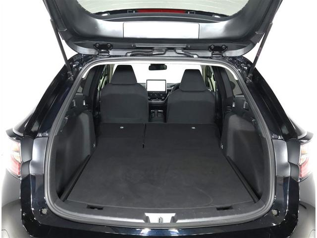 大きな開口幅で荷物を出し入れしやすいのが魅力のラゲージスペースです！リヤシートのシートバックを倒せば、更に積載容量が広くなり、よりたくさんの荷物の収納・長尺の荷物の収納が可能になります♪