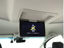 後席モニター装備:セカンドシート・サードシートにご乗車の方は、ドライブ中も天井部についているモニターでTV・DVD等をお楽しみ下さい♪♪使用しない時は、画面を天井部分に格納できます!