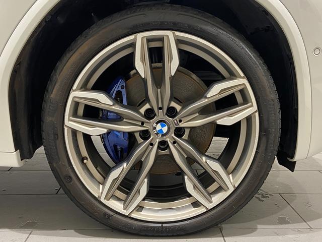 M40d シートクーラー 禁煙車 ブラックレザーシート 21インチAW トップビューカメラ 前車追従 パーキングアシスト レーンアシスト ヘッドアップディスプレイ Mブレーキ 地デジ 全方位センサー HDDナビ(55枚目)