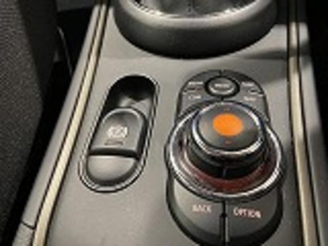 クーパーSD クロスオーバー オール4 四輪駆動 ブラックホイール 禁煙車 18インチAW バックカメラ/前後センサー Bluetooth/USB 衝突軽減ブレーキ パーキングアシスト オートトランク 前車追従機能 純正HDDナビ LED(30枚目)