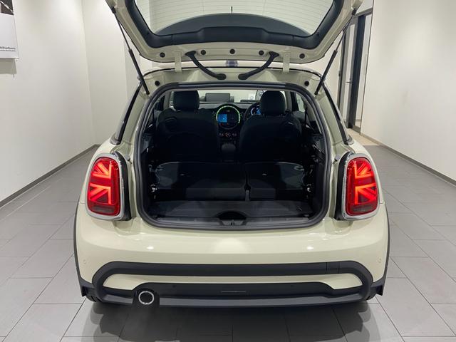 クーパー 現行モデル クラシックトリム 禁煙車 ハーフレザーシート 衝突軽減ブレーキ Bluetooth/USB 前車追従機能(ACC) バックカメラ 後方センサー LEDヘッドライト ドライビングスイッチ(14枚目)