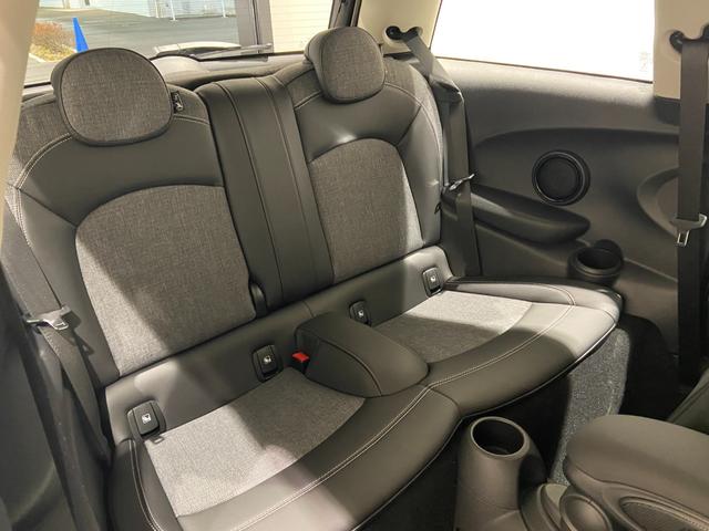 クーパー 現行モデル クラシックトリム 禁煙車 ハーフレザーシート 衝突軽減ブレーキ Bluetooth/USB 前車追従機能(ACC) バックカメラ 後方センサー LEDヘッドライト ドライビングスイッチ(17枚目)
