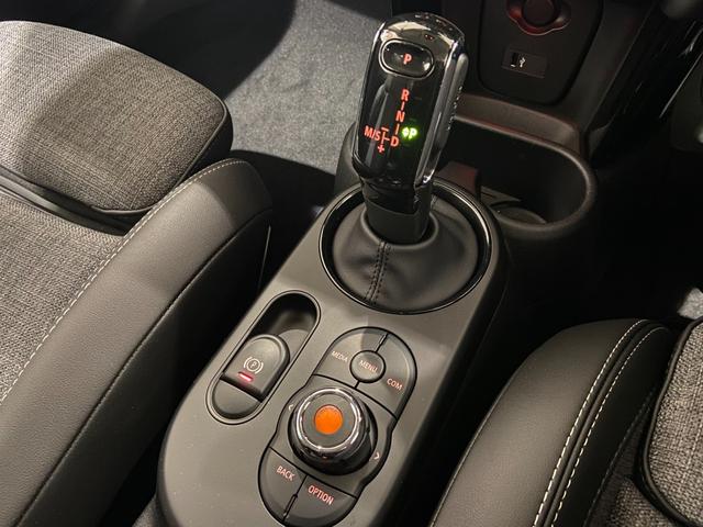 クーパー 現行モデル クラシックトリム 禁煙車 ハーフレザーシート 衝突軽減ブレーキ Bluetooth/USB 前車追従機能(ACC) バックカメラ 後方センサー LEDヘッドライト ドライビングスイッチ(27枚目)