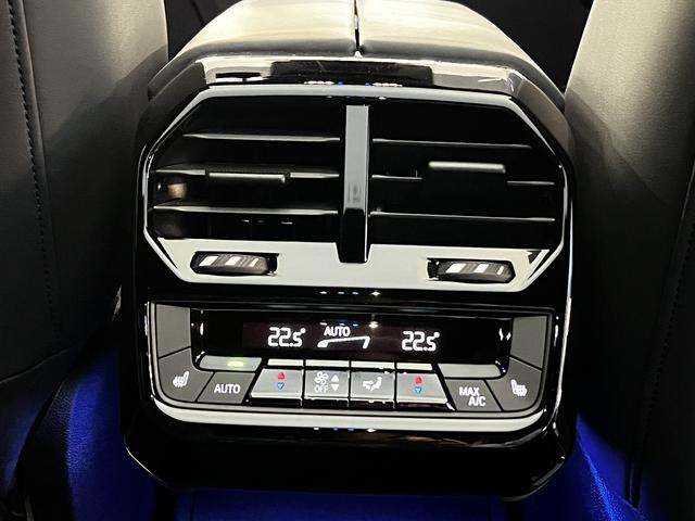 ｉＸ ｘＤｒｉｖｅ　５０　１オーナー　禁煙車　ブラックレザー電動シート　ハーマンカードンスピーカー　ガラスルーフ　ヘッドアップディスプレ　２２インチＡＷ　ステアリングヒーター　シートヒーター／シートクーラー　トップビューカメラ（20枚目）