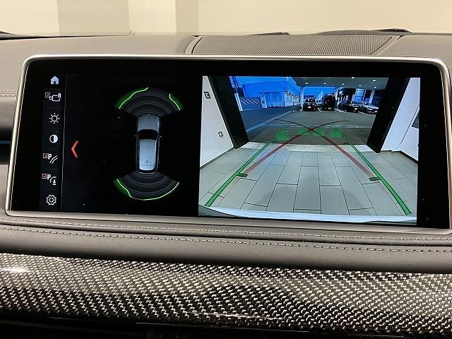 Ｘ５ Ｍ ベースグレード　弊社新車拠点下取車　ブラックレザー電動シート　禁煙車　パノラマサンルーフ　ハーマンカードンスピーカー　ヘッドアップディスプレイ　２０インチＡＷ　オートトランク　全席シートヒーター　アダプティブＬＥＤ（24枚目）