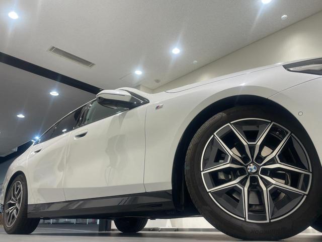 ５シリーズ ５２３ｄ　ｘＤｒｉｖｅ　Ｍスポーツ　【正規認定中古車】【全国正規ディーラー保証付／２年・走行距離無制限】弊社デモ　ブラックレザーシート　ハーマンカードンスピーカー　パノラマサンルーフ　シートヒーター　コンフォートドライビングパッケージ（5枚目）