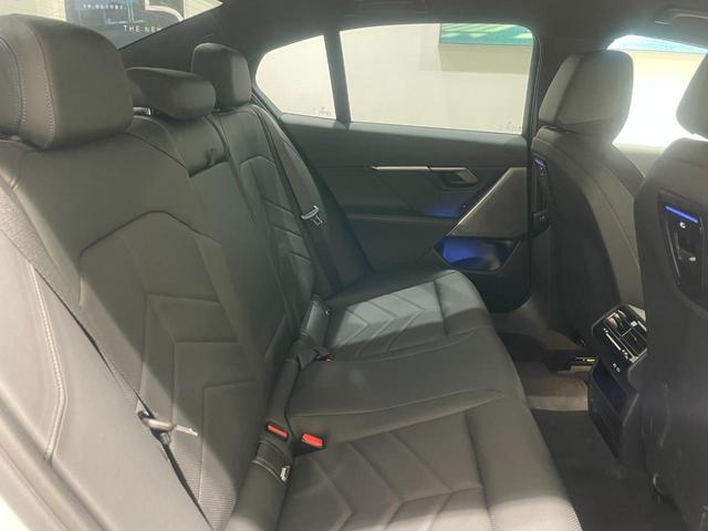 ５シリーズ ５２３ｄ　ｘＤｒｉｖｅ　Ｍスポーツ　【正規認定中古車】【全国正規ディーラー保証付／２年・走行距離無制限】弊社デモ　ブラックレザーシート　ハーマンカードンスピーカー　パノラマサンルーフ　シートヒーター　コンフォートドライビングパッケージ（24枚目）