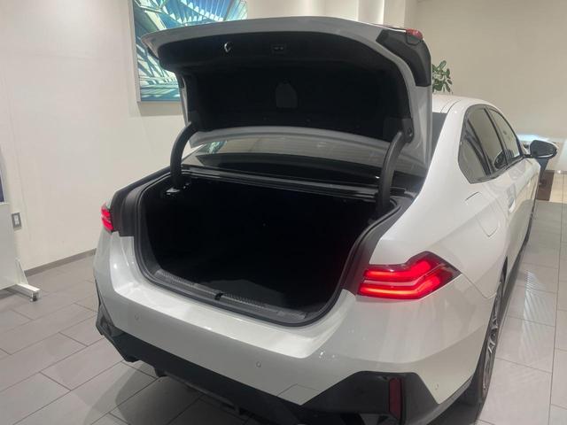 ５シリーズ ５２３ｄ　ｘＤｒｉｖｅ　Ｍスポーツ　【正規認定中古車】【全国正規ディーラー保証付／２年・走行距離無制限】弊社デモ　ブラックレザーシート　ハーマンカードンスピーカー　パノラマサンルーフ　シートヒーター　コンフォートドライビングパッケージ（65枚目）