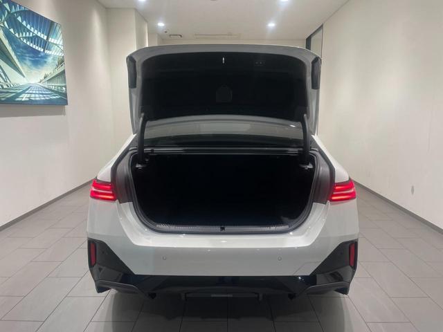 ５シリーズ ５２３ｄ　ｘＤｒｉｖｅ　Ｍスポーツ　【正規認定中古車】【全国正規ディーラー保証付／２年・走行距離無制限】弊社デモ　ブラックレザーシート　ハーマンカードンスピーカー　パノラマサンルーフ　シートヒーター　コンフォートドライビングパッケージ（67枚目）