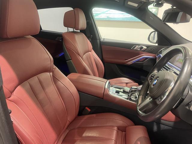 Ｘ６ Ｍ５０ｉ　レッドレザー電動シート　パノラマサンルーフ　禁煙車　ヘッドアップディスプレイ　２２インチＡＷ　トップビューカメラ　保冷温ドリンクホルダー　ＬＥＤヘッドライト　トップビューカメラ　全方位障害物センサー（4枚目）