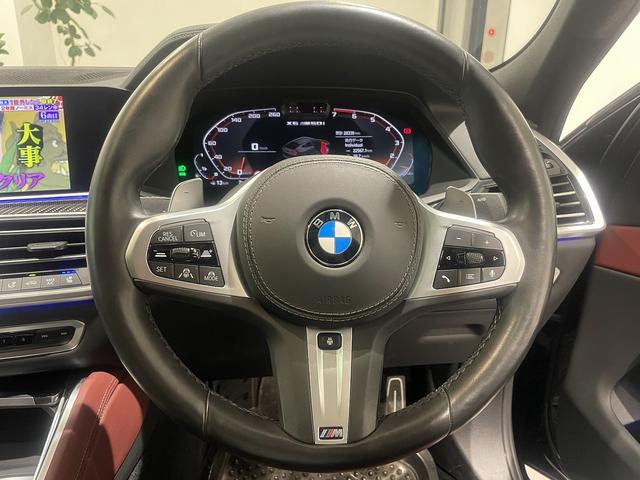 Ｘ６ Ｍ５０ｉ　レッドレザー電動シート　パノラマサンルーフ　禁煙車　ヘッドアップディスプレイ　２２インチＡＷ　トップビューカメラ　保冷温ドリンクホルダー　ＬＥＤヘッドライト　トップビューカメラ　全方位障害物センサー（5枚目）