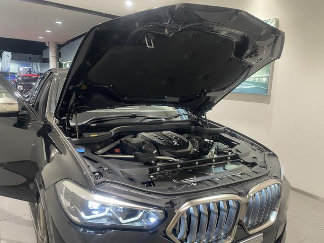 Ｘ６ Ｍ５０ｉ　レッドレザー電動シート　パノラマサンルーフ　禁煙車　ヘッドアップディスプレイ　２２インチＡＷ　トップビューカメラ　保冷温ドリンクホルダー　ＬＥＤヘッドライト　トップビューカメラ　全方位障害物センサー（70枚目）