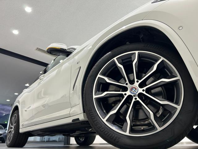 保証期間中にトラブルが発生した際には、緊急連絡を２４時間フリーダイヤルでお受けします。応急処理のアドバイスのみならず、出張修理やレッカーなどの手配、さらには代替交通手段やホテルの確保を行います。