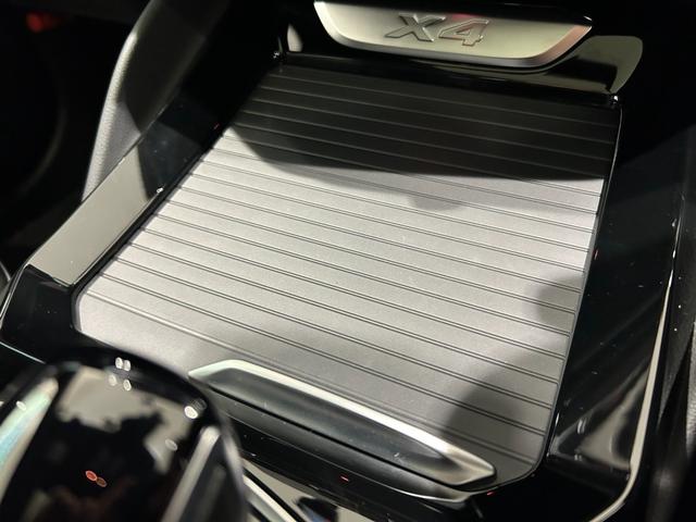 保証期間中にトラブルが発生した際には、緊急連絡を２４時間フリーダイヤルでお受けします。応急処理のアドバイスのみならず、出張修理やレッカーなどの手配、さらには代替交通手段やホテルの確保を行います。