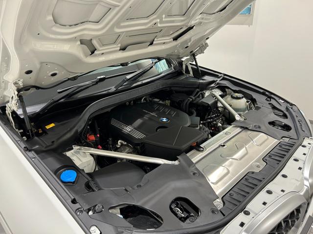 ＢＭＷのコックピットは一貫したコンセプトに基づいて設計されています。ドライバーが常に前方に集中できる運転環境を追求しあらゆるスイッチが最も扱いやすい位置に配置されております。