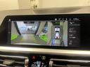【トップビューカメラ／全方位ＰＤＣ】まるで車の真上から見ているかのような映像。後ろだけでなくサイドまで見渡せますので安心して車庫入れが出来ます。