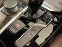 【オートホールド/AUTO H】信号待ちなどでの完全停止中に、ブレーキペダルから足を離しても停止状態を維持し続ける機能です。アクセルと踏むと再発進します。