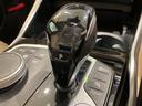 【オートホールド/AUTO H】信号待ちなどでの完全停止中に、ブレーキペダルから足を離しても停止状態を維持し続ける機能です。アクセルと踏むと再発進します。