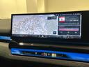 【BMWカーブドディスプレイ】操作性を高めるためドライバー席に向かって湾曲したディスプレイで、メーターパネルとコントロールディスプレイが一体化されています。