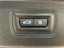 BMWのコックピットは一貫したコンセプトに基づいて設計されています。ドライバーが常に前方に集中できる運転環境を追求しあらゆるスイッチが最も扱いやすい位置に配置されております。
