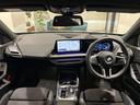 【BMWカーブドディスプレイ】操作性を高めるためドライバー席に向かって湾曲したディスプレイで、メーターパネルとコントロールディスプレイが一体化されています。