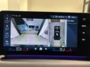 【トップビューカメラ/全方位PDC】まるで車の真上から見ているかのような映像。後ろだけでなくサイドまで見渡せますので安心して車庫入れが出来ます。