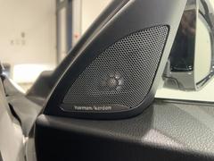 人気オプションの【Ｈａｒｍａｎ　Ｋａｒｄｏｎ／ハーマンカードンスピーカー】総合出力「４６４Ｗ／１６スピーカー／９チャンネルサラウンド」で特別な車内空間を演出します！ 2