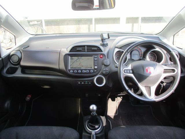 フィット ＲＳ　認定中古車／マニュアル車／ナビ／バックカメラ／ガラスルーフ／ＥＴＣ／オートライト／ワンセグＴＶ／ミュージックサーバー／フロアマット／ディスチャージドランプ／アルミホイール／盗難防止装置／ＣＤ／ＤＶＤ（14枚目）