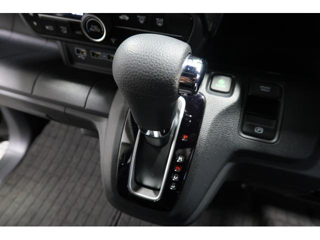 インパネシフトだから視線の移動も少なく足元もスッキリ♪運転席もゆったりしているのでゆとりを持ってドライブできますね！