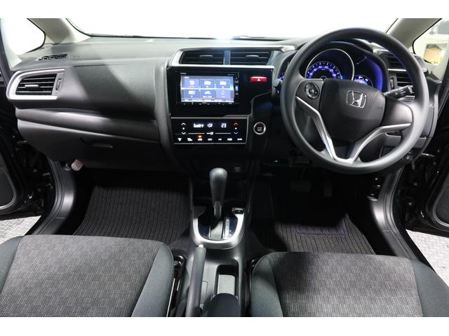 ドライバーを包み込むように、ディスプレーやスイッチ、コンソールを配置。座った瞬間から運転への期待が！空間そのものの心地よさにこだわっています。