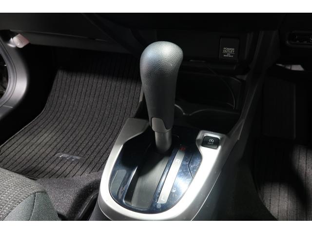 扱いやすい位置に配置されたフロアオートマチックです☆ＣＶＴを採用で滑らかでスムーズな走りが楽しめますよ♪