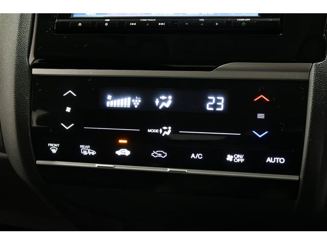 オートエアコン装備♪室内温度を設定すれば自動的に風量の調整をしてくれます♪車内をいつでも快適に保てます♪