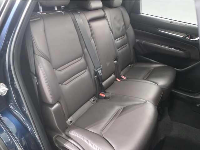 後席への圧迫感を軽減し、よりくつろげる室内空間実現しました。