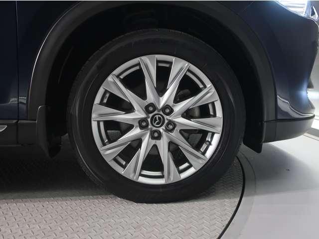 大迫力のホイールが装着されておりおクルマの存在感を足元から引き立ててくれます。