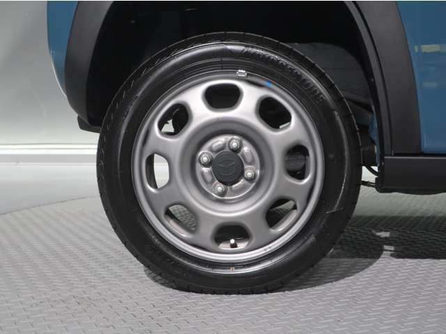 大迫力のホイールが装着されておりおクルマの存在感を足元から引き立ててくれます。