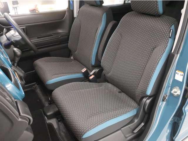 【助手席】足元もゆったりで、長距離ドライブも快適です。大切な人を乗せて、楽しいドライブへ出かけてみませんか？
