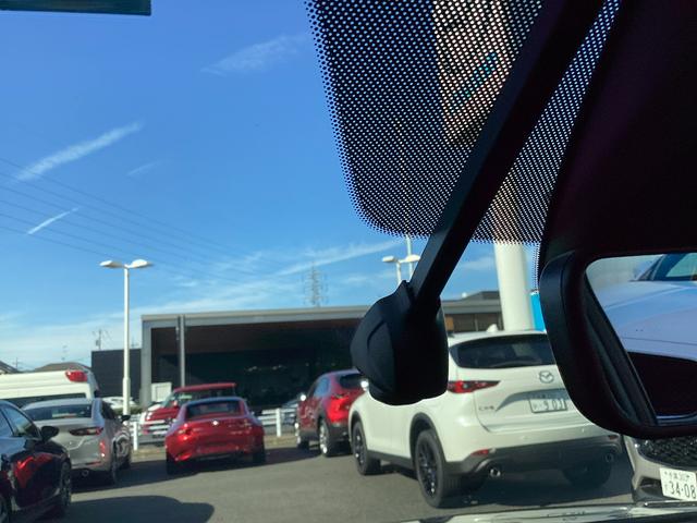 ＭＡＺＤＡ３ファストバック ２．０　２０Ｓ　プロアクティブ　前後ドラレコ　３６０度ビュ　ＥＴＣ　ＡｐｐｌｅＣａｒＰｌａｙ／ＡｎｄｒｏｉｄＡｕｔｏ　Ｂｌｕｅｔｏｏｔｈ　フルセグ　レーダークルーズ　ヘッドアップディスプレイ　１８インチ純正ＡＷ　ＢＳＭ　ワンオーナー（30枚目）