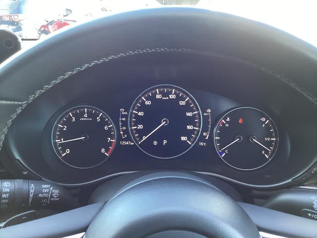 ＭＡＺＤＡ３ファストバック ２．０　２０Ｓ　プロアクティブ　前後ドラレコ　３６０度ビュ　ＥＴＣ　ＡｐｐｌｅＣａｒＰｌａｙ／ＡｎｄｒｏｉｄＡｕｔｏ　Ｂｌｕｅｔｏｏｔｈ　フルセグ　レーダークルーズ　ヘッドアップディスプレイ　１８インチ純正ＡＷ　ＢＳＭ　ワンオーナー（36枚目）