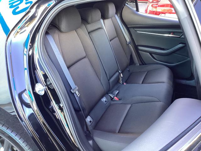 ＭＡＺＤＡ３ファストバック ２．０　２０Ｓ　プロアクティブ　前後ドラレコ　３６０度ビュ　ＥＴＣ　ＡｐｐｌｅＣａｒＰｌａｙ／ＡｎｄｒｏｉｄＡｕｔｏ　Ｂｌｕｅｔｏｏｔｈ　フルセグ　レーダークルーズ　ヘッドアップディスプレイ　１８インチ純正ＡＷ　ＢＳＭ　ワンオーナー（37枚目）