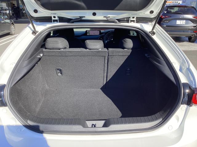 MAZDA3ファストバック 1.8 XD ツーリング ディーゼルターボ 4WD デモアップ ナビ 360度ビューカメラ アダプティブクルーズコントロール 電動シート Bluetooth オートマチックハイビーム シートヒーター 全周囲カメラ 衝突被害軽減システム バックカメラ(30枚目)