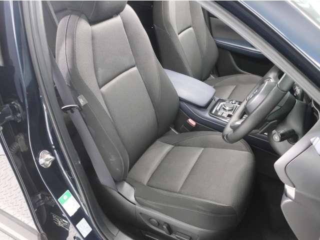 �l�Ԃɍ��킹�ăN���}�̐݌v��ς��Ă���A����ɑ̊i��ڐ��̈Ⴂ�Ɋւ�炸�A�����̐l���K�����h���C�r���O�|�W�V�������m�ۂł���悤�ɁA�V�[�g��X�e�A�����O�̑O��E�㉺�̒����͈͂����肵�Ă��܂���