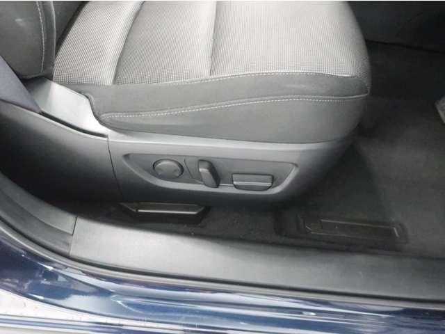 �l�Ԃɍ��킹�ăN���}�̐݌v��ς��Ă���A����ɑ̊i��ڐ��̈Ⴂ�Ɋւ�炸�A�����̐l���K�����h���C�r���O�|�W�V�������m�ۂł���悤�ɁA�V�[�g��X�e�A�����O�̑O��E�㉺�̒����͈͂����肵�Ă��܂���