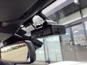 フロント側ドライブレコーダー。運転中の映像・音声などを記録して、交通事故やトラブルが起きた時の正確な状況把握に役立つドライブレコーダーが装着されています。