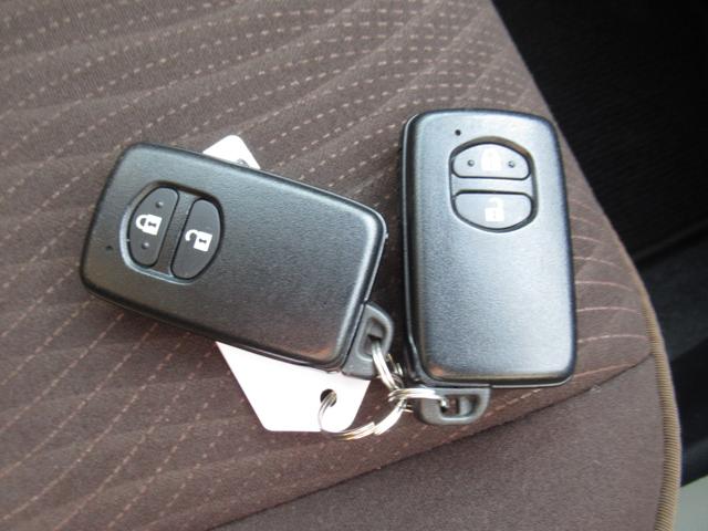 アクア Ｇ　スマートキー／ＴＲＣ／純正ＣＤ／ナノイーエアコン／運転席助手席シートヒーター／オートライト（12枚目）