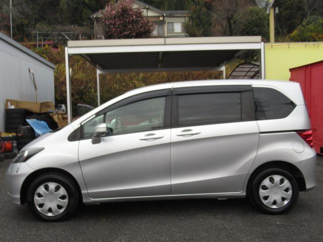 フリード Ｇ　車イス仕様車　７人乗り　福祉車両／スロープ／車イス電動固定装置／純正ナビＴＶ／バックカメラ／ＥＴＣ／前後ドライブレコーダー／パワースライドドア／キーレス／純正ＨＩＤ／禁煙車／タイミングチェーン（6枚目）